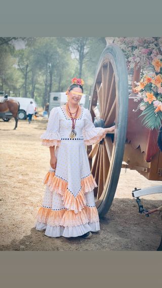 Traje de flamenca blanco y amarillo de lunares