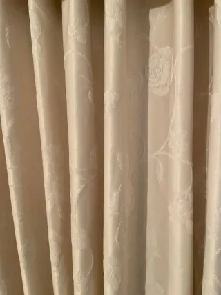 Cortinas beige de tela con diseño floral