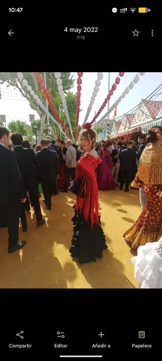 Traje de flamenca negro con volantes.