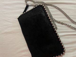 Bolso negro con cadena y tachuelas