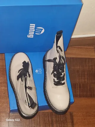 Botas estilo Dr. Martens beige