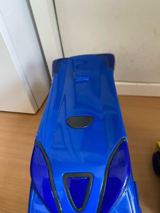 Camión y coche de policía