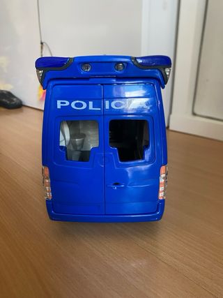 Camión y coche de policía