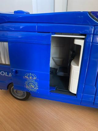 Camión y coche de policía