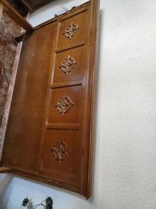 Cabecero de madera tallada