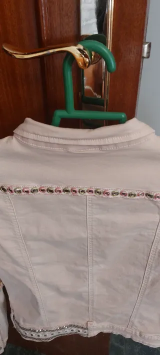 Cazadora tejana rosa con adornos