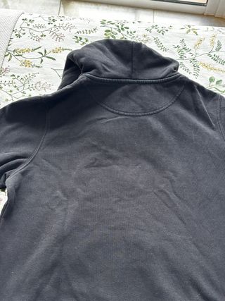 Chaqueta con capucha y cremallera negra