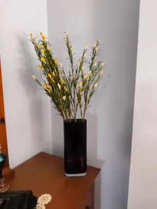 Jarrón de cristal negro con tulipanes amarillos