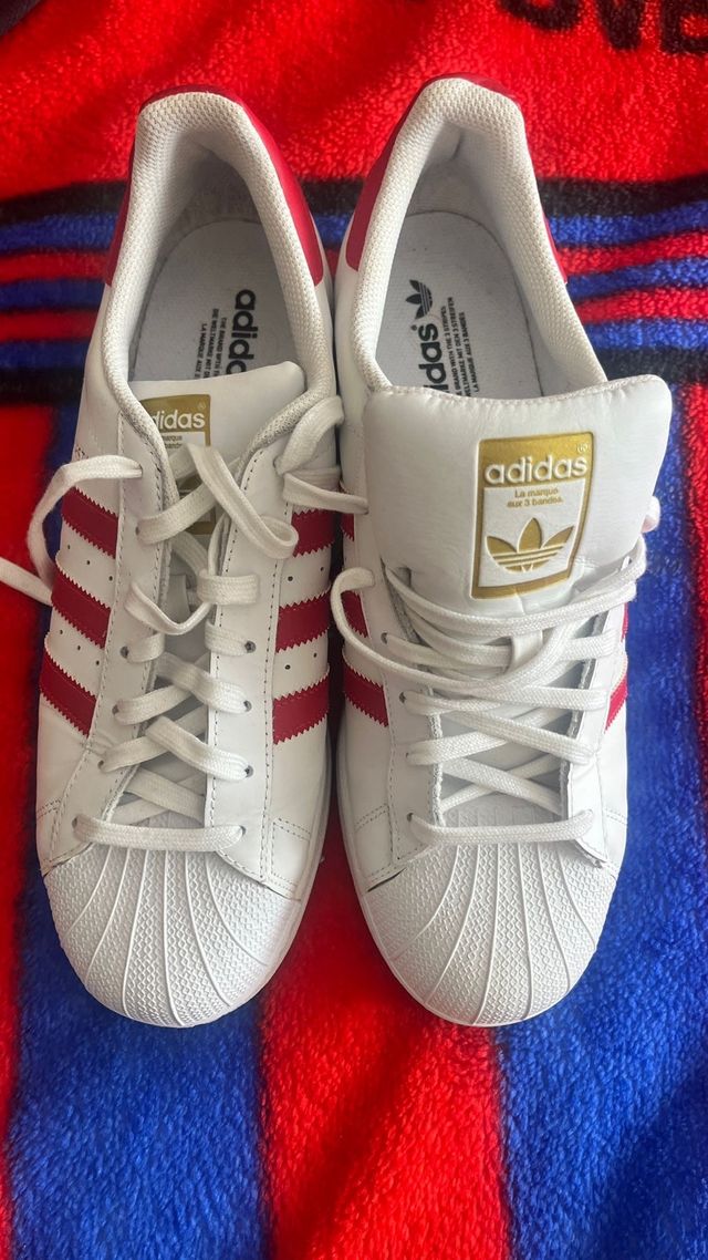 Zapatillas Adidas Superstar Blancas y Rojas. de segunda mano por 40 EUR en  Fitoria en WALLAPOP