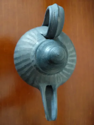 Tetera de cerámica negra con tapa