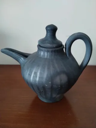 Tetera de cerámica negra con tapa