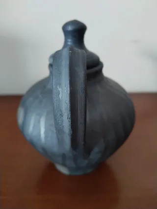 Tetera de cerámica negra con tapa