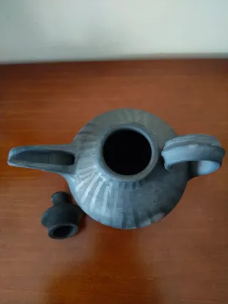 Tetera de cerámica negra con tapa