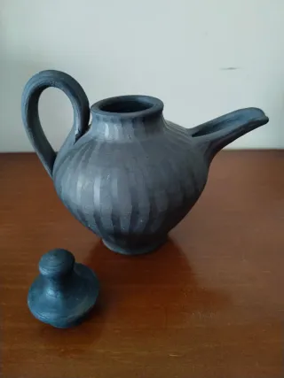 Tetera de cerámica negra con tapa