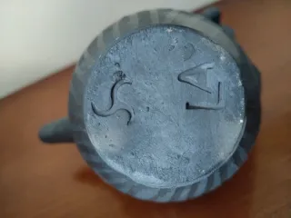 Tetera de cerámica negra con tapa