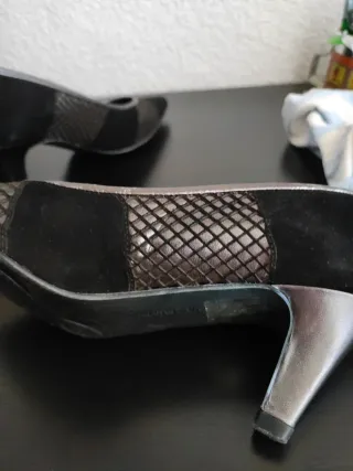 Zapatos de vestir negros y plateados