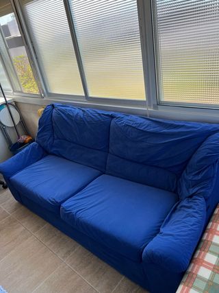 Sofá azul con funda de cebra