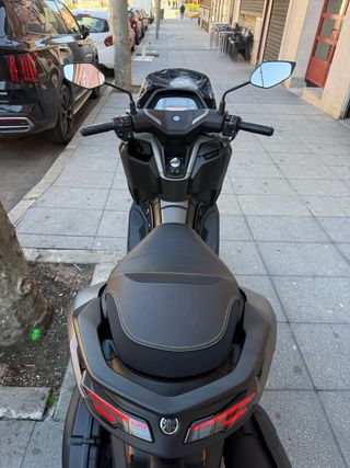 Yamaha NMAX TECH MAX 2026 Gris