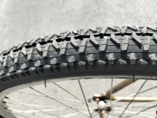 Bicicleta de montaña dorada