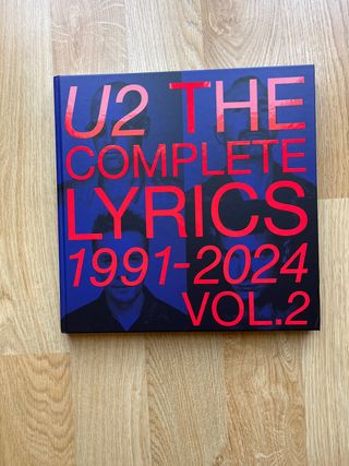 U2 The Complete Lyrics 1991-2024 Vol. 2 de segunda mano por 52,95