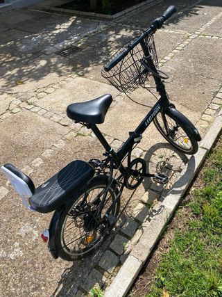 Bicicleta plegable negra en perfecto estado