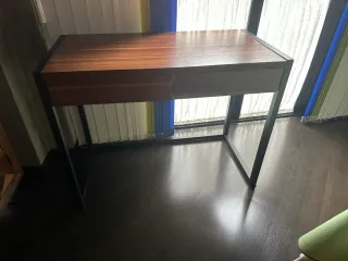 Mesa de estudio con cajón y patas metálicas
