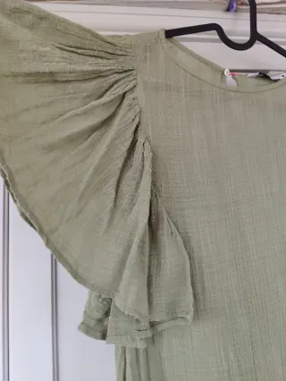 Vestido verde de verano con volantes