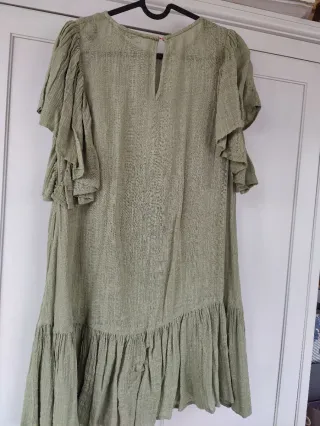 Vestido verde de verano con volantes