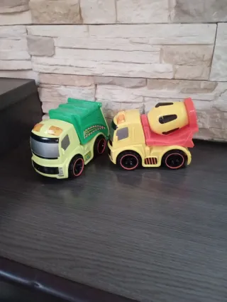 2 Camiones de Juguete (Amarillo y Verde)