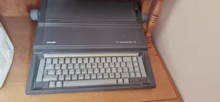 Máquina de escribir Olivetti ET 510-II
