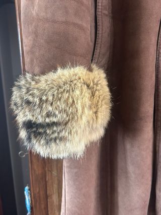 Abrigo marrón con cuello y puños de pelo