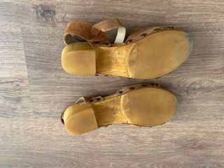 Zuecos de madera con tiras de ante talla pequeña