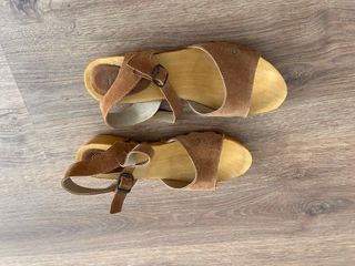 Zuecos de madera con tiras de ante talla pequeña