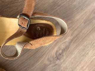 Zuecos de madera con tiras de ante talla pequeña