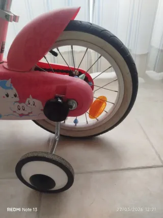 Bicicleta infantil rosa con ruedines BTWIN