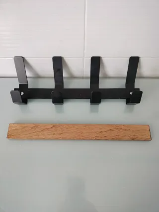 Perchero en madera y metal negro