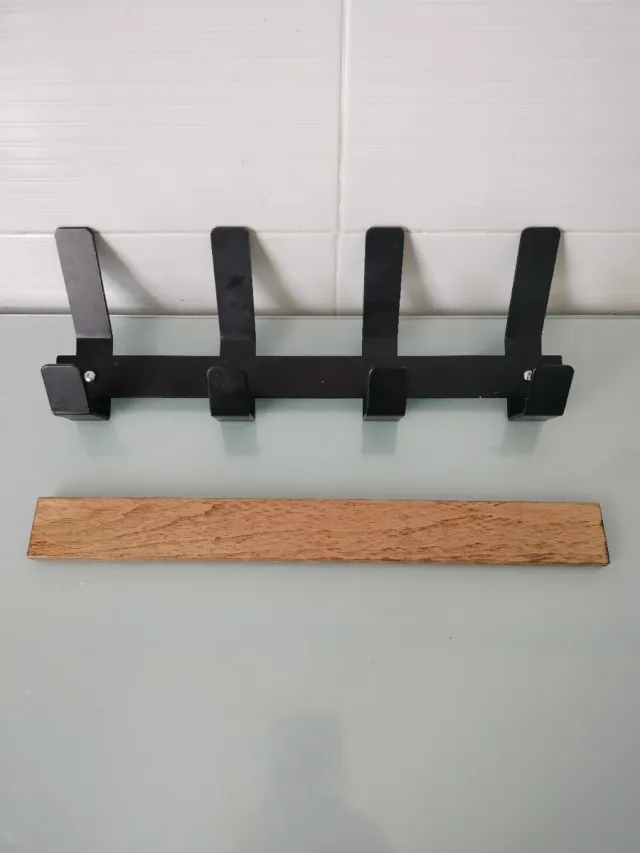Perchero en madera y metal negro