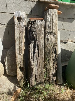 Vigas de madera y traviesas de tren antiguas