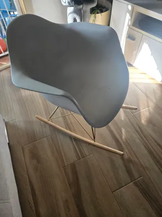 Mecedora gris de plástico