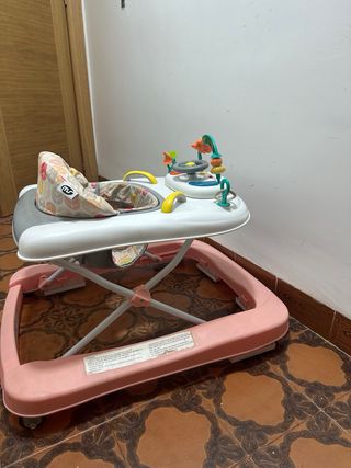 Andador bebé rosa con juguetes