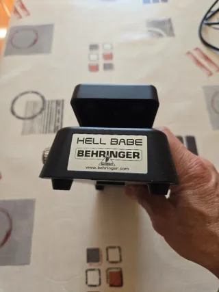 Pedal Behringer para guitarra