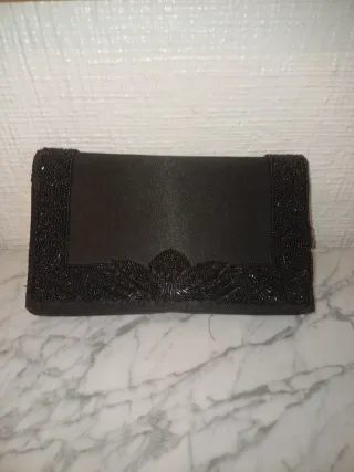 Bolso de fiesta negro con cadena dorada