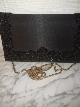 Bolso de fiesta negro con cadena dorada
