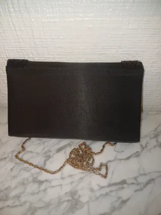 Bolso de fiesta negro con cadena dorada