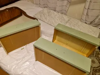 Muebles restaurados verde y oro con mármol