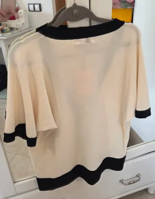 Lola Casademunt blusa beige y negro