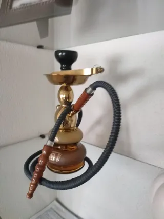 Jarrón decorativo metal dorado y madera