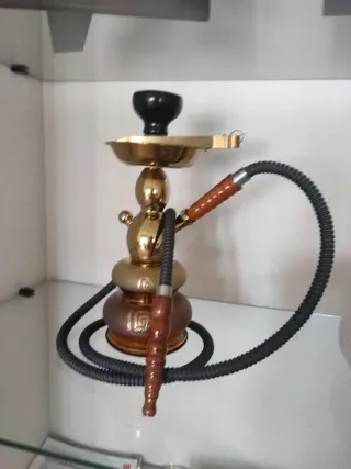 Jarrón decorativo metal dorado y madera