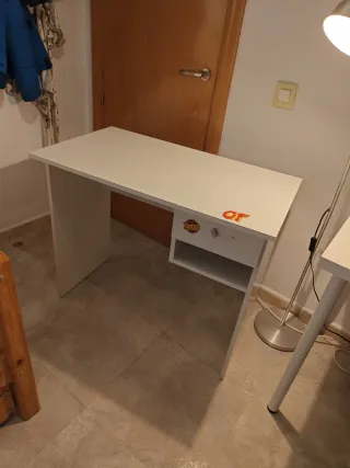 Mesa de escritorio blanca