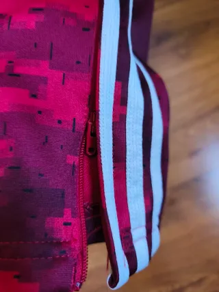 Pantalón deportivo Adidas.